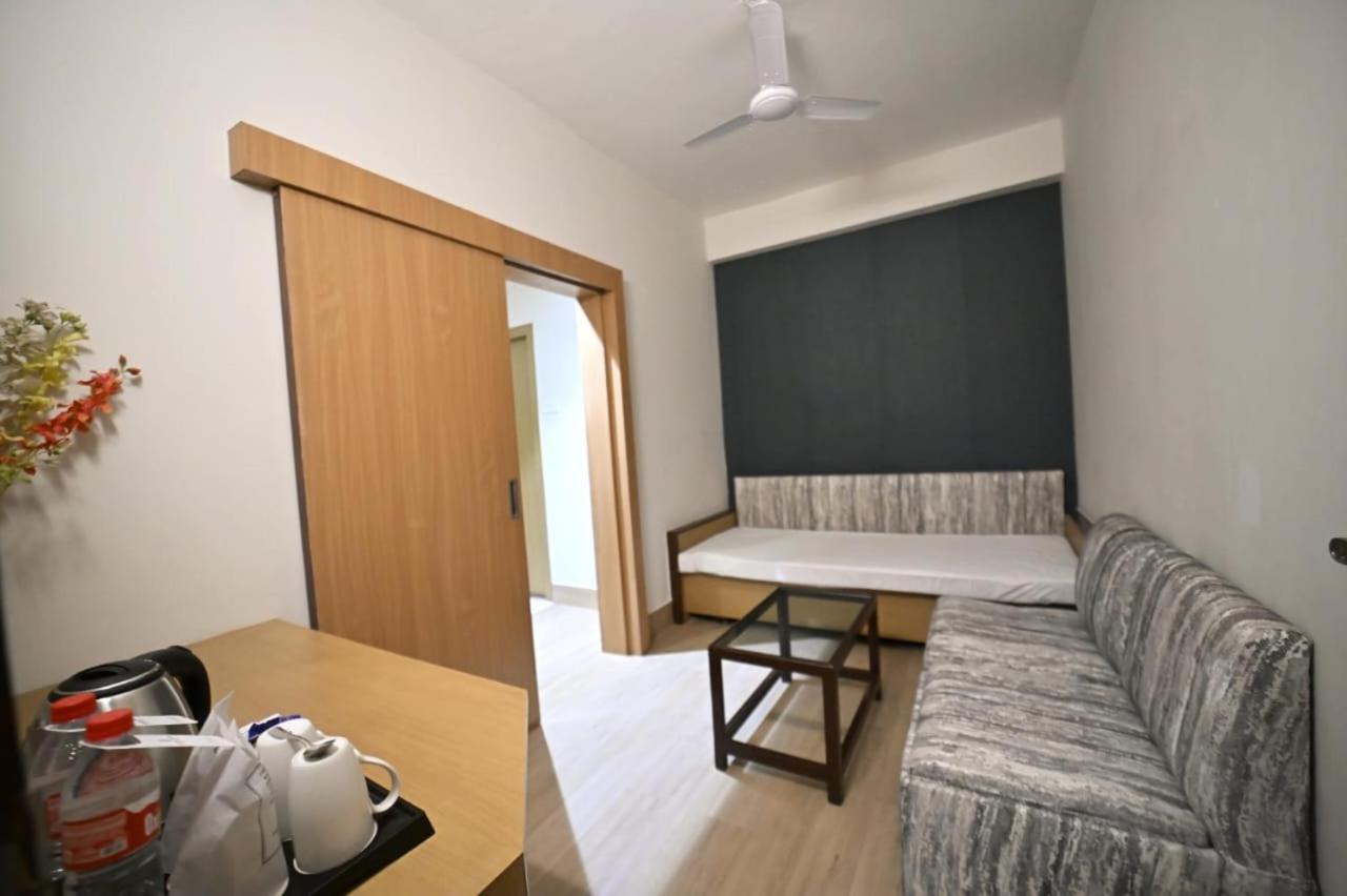 Hotel Prag Continental Γουβαχάτι Εξωτερικό φωτογραφία